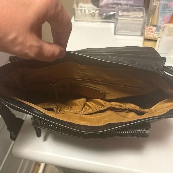 Patricia Nash black crossbody purse. Several compartments. Very versatile - Picture 4 of 10